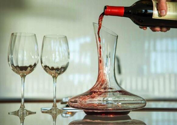 酒知识：单宁决定葡萄酒的什么，决定葡萄酒的风味和陈年能力